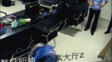 【每日平安192】航班延误暴躁女子警局撒泼打滚,组队盗窃门口猜拳决定谁去扒门